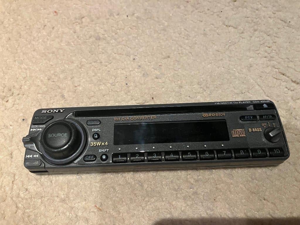 Sony autoradio + 250 watt versterker, Auto diversen, Ophalen of Verzenden, Zo goed als nieuw