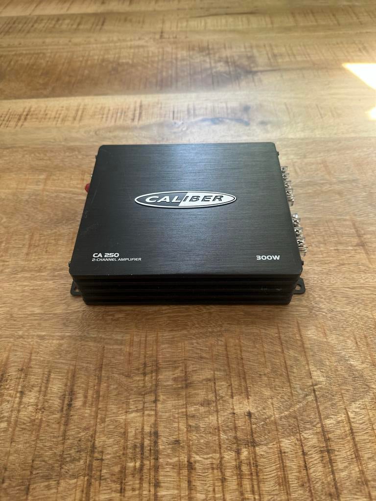 Caliber CA 250 Auto Luidspreker Versterker 300W, Auto diversen, Ophalen, Zo goed als nieuw