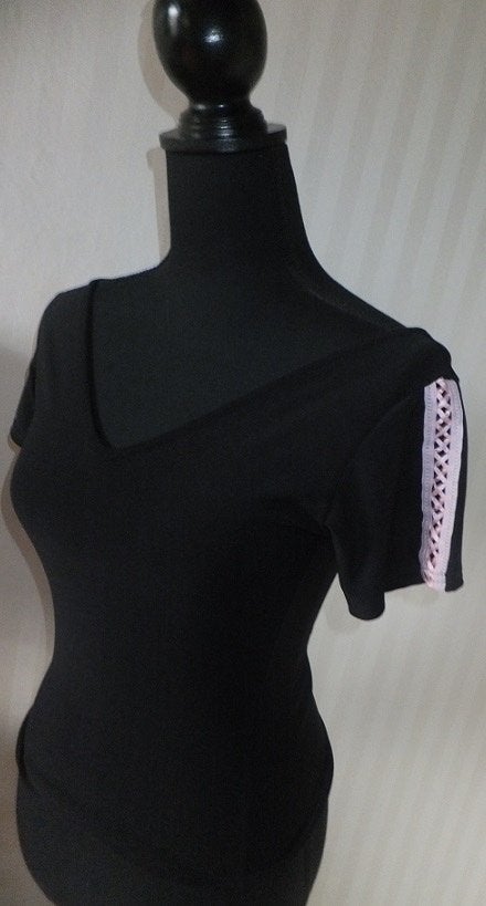 Leuke top in zwart met v hals en roze details op mouwen. XS, Verzenden, Zwart, Korte mouw, Maat 34 (XS) of kleiner