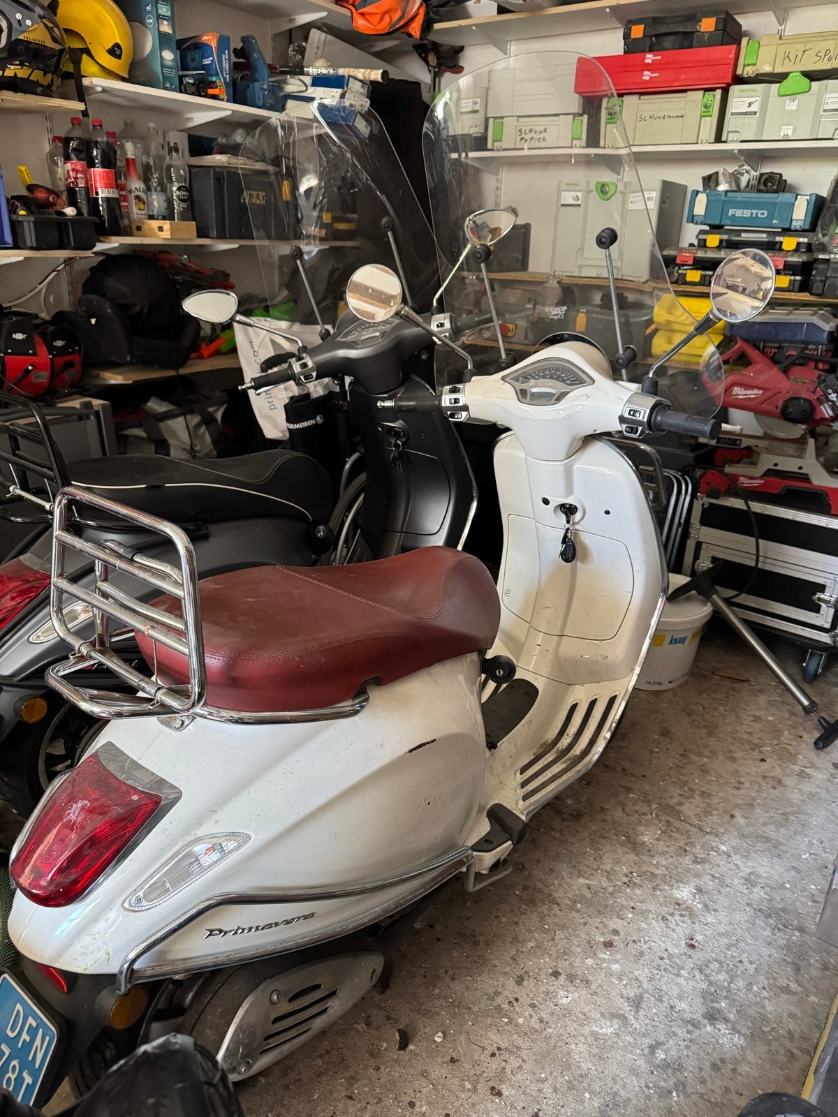 Vespa Primavera snor Scooter - Wit met rood zadel, Fietsen en Brommers, Scooters | Vespa, Ophalen, Gebruikt, Overige modellen