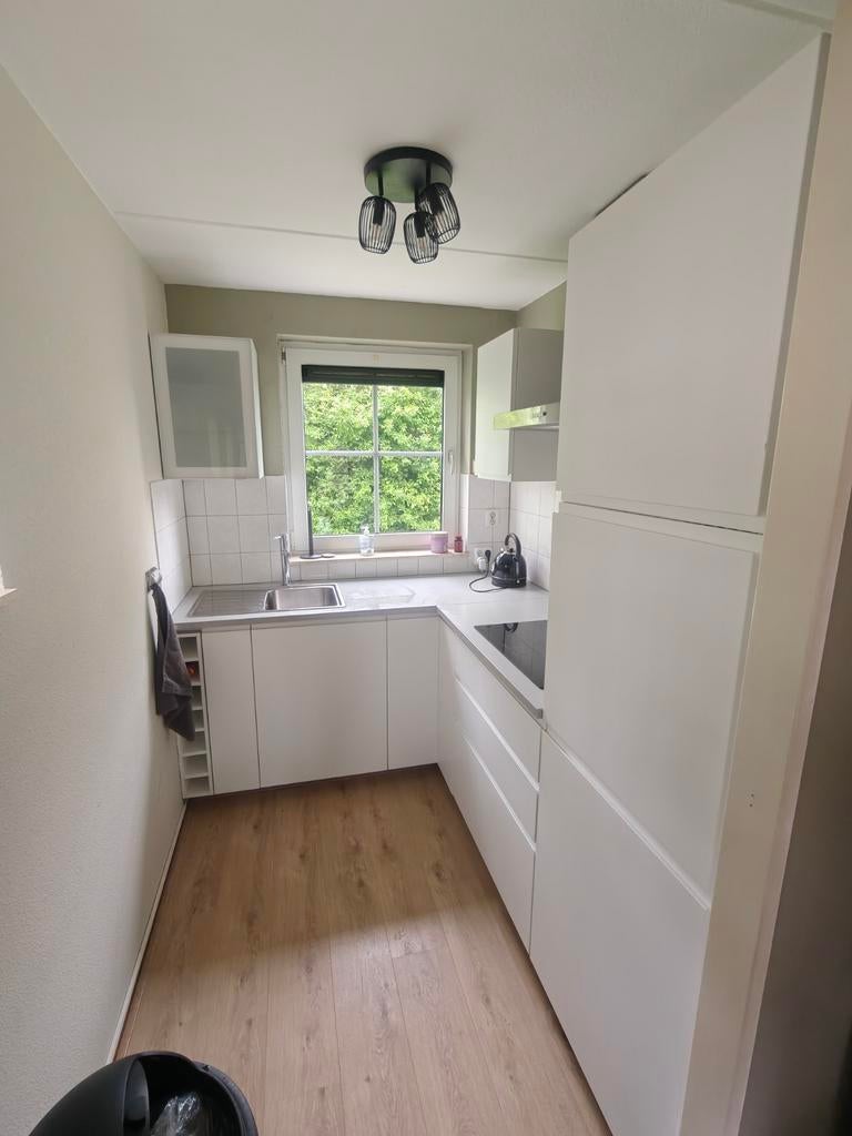 Moderne witte hoekkeuken met inbouwapparatuur, Huis en Inrichting, Keuken | Complete keukens, Ophalen, Gebruikt, Wit, Hoekkeuken