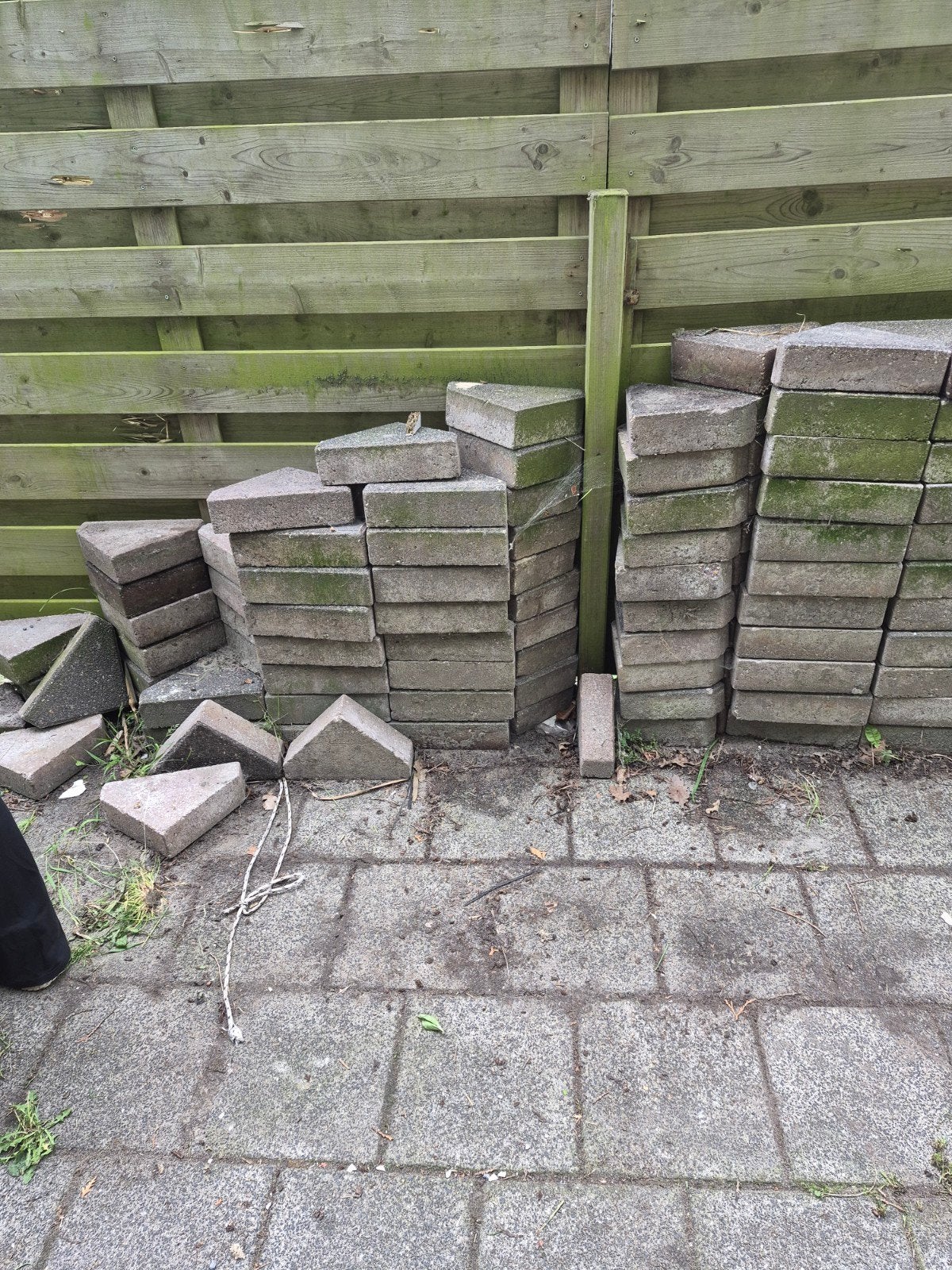 Gratis driehoek stenen voor tuin of oprit, Tuin en Terras, Tegels en Klinkers, Ophalen, Gebruikt, Overige typen, 10 m² of meer