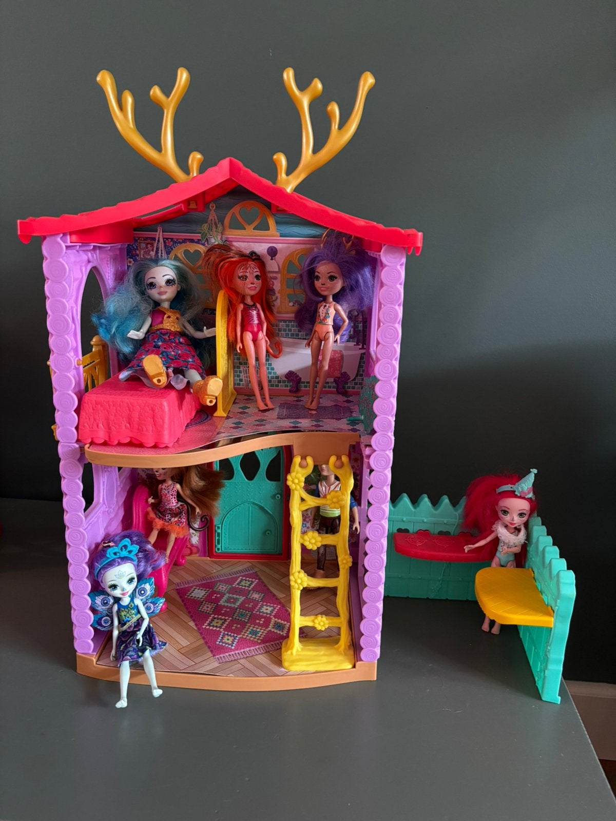 Enchantimals Hertenhuis inclusief monster high poppen, Kinderen en Baby's, Ophalen, Zo goed als nieuw, Poppenhuis