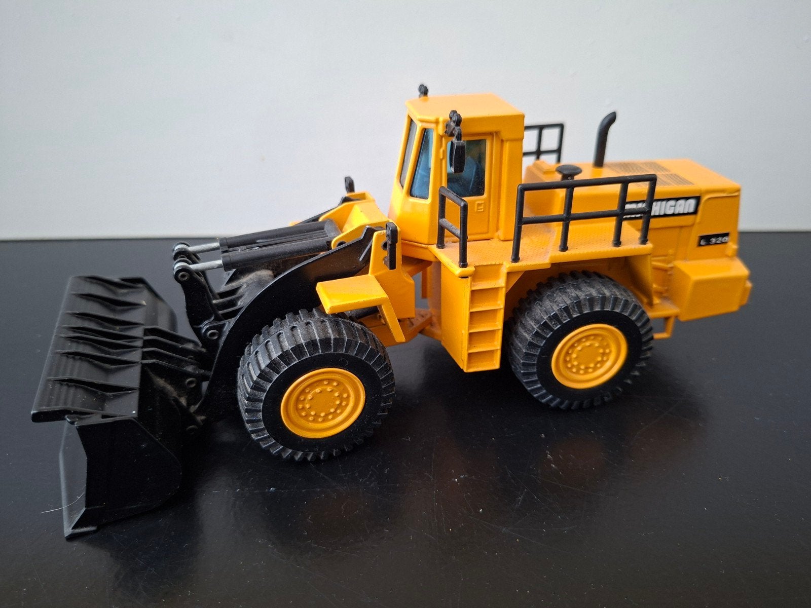 Shovel michigan L320 1:50, Hobby en Vrije tijd, Ophalen of Verzenden, Zo goed als nieuw, Hijskraan, Tractor of Landbouw, Overige merken