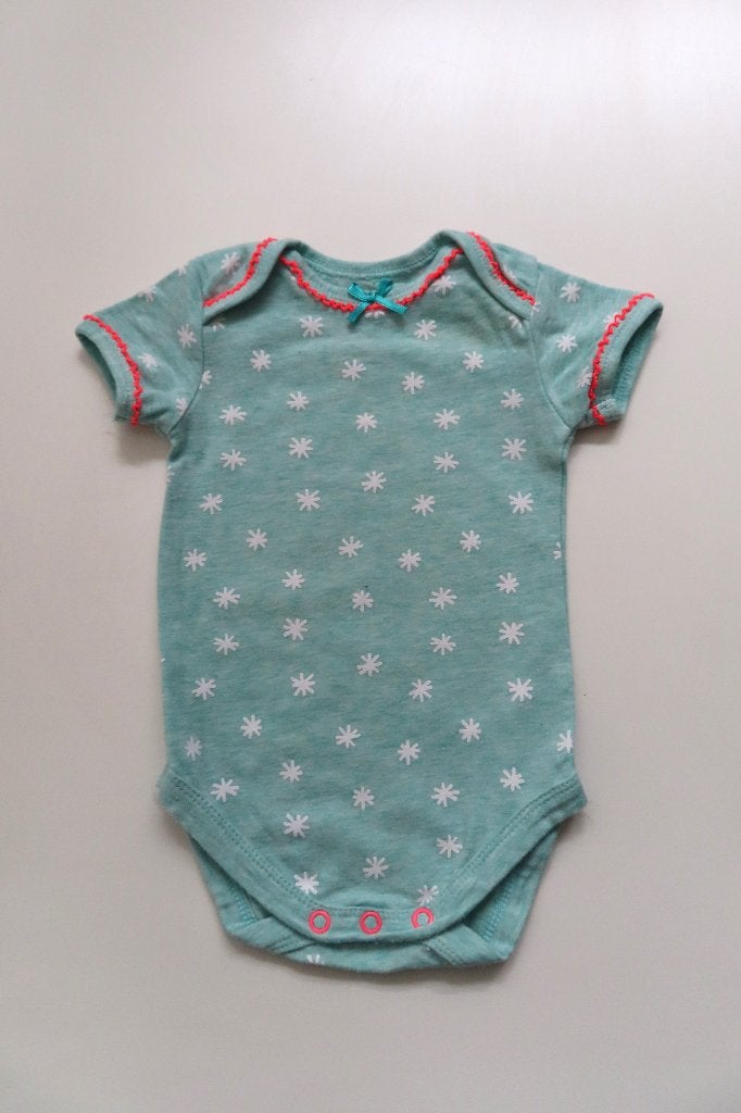 Rompertje Mintgroen Sterren Hema mt 50/56 (4407), Kinderen en Baby's, Babykleding | Maat 50, Zo goed als nieuw, Meisje, Nacht- of Onderkleding
