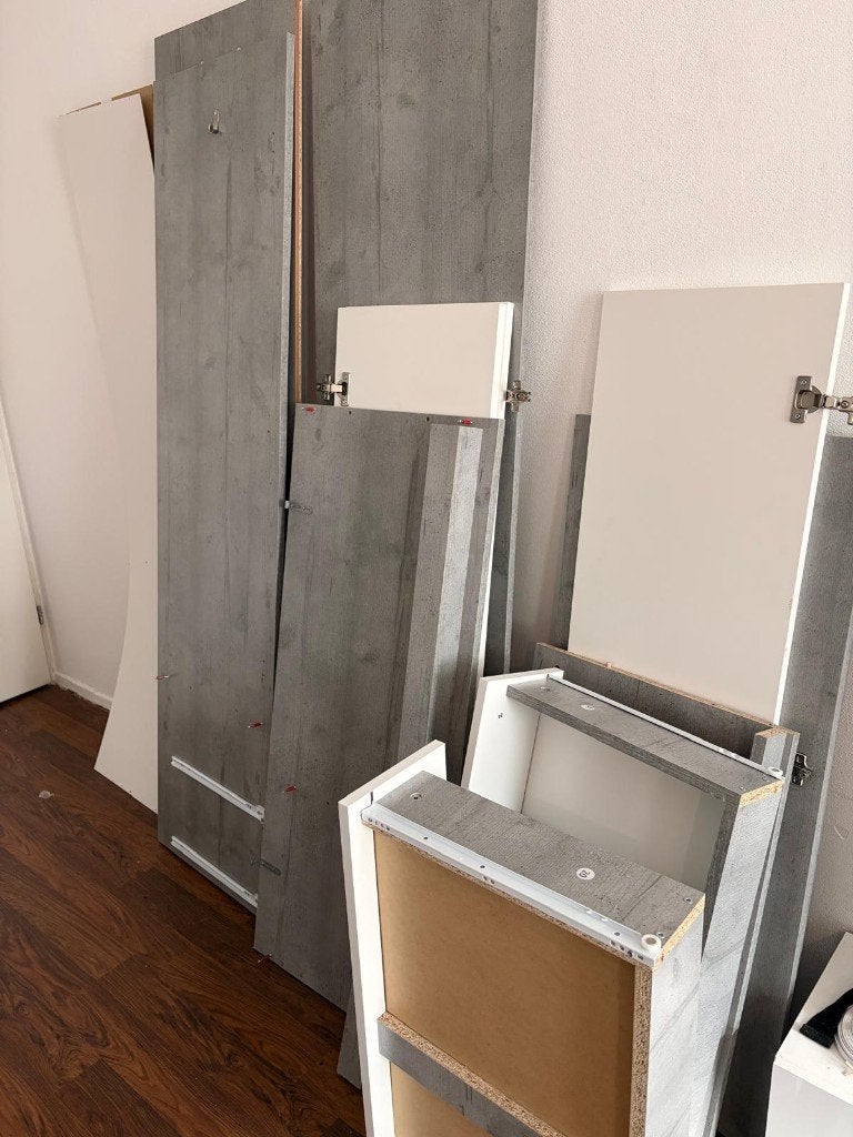 Kledingkast BILLUND 119x193x50 wit/beton, Ophalen, 100 tot 150 cm, Met klep(pen), Zo goed als nieuw