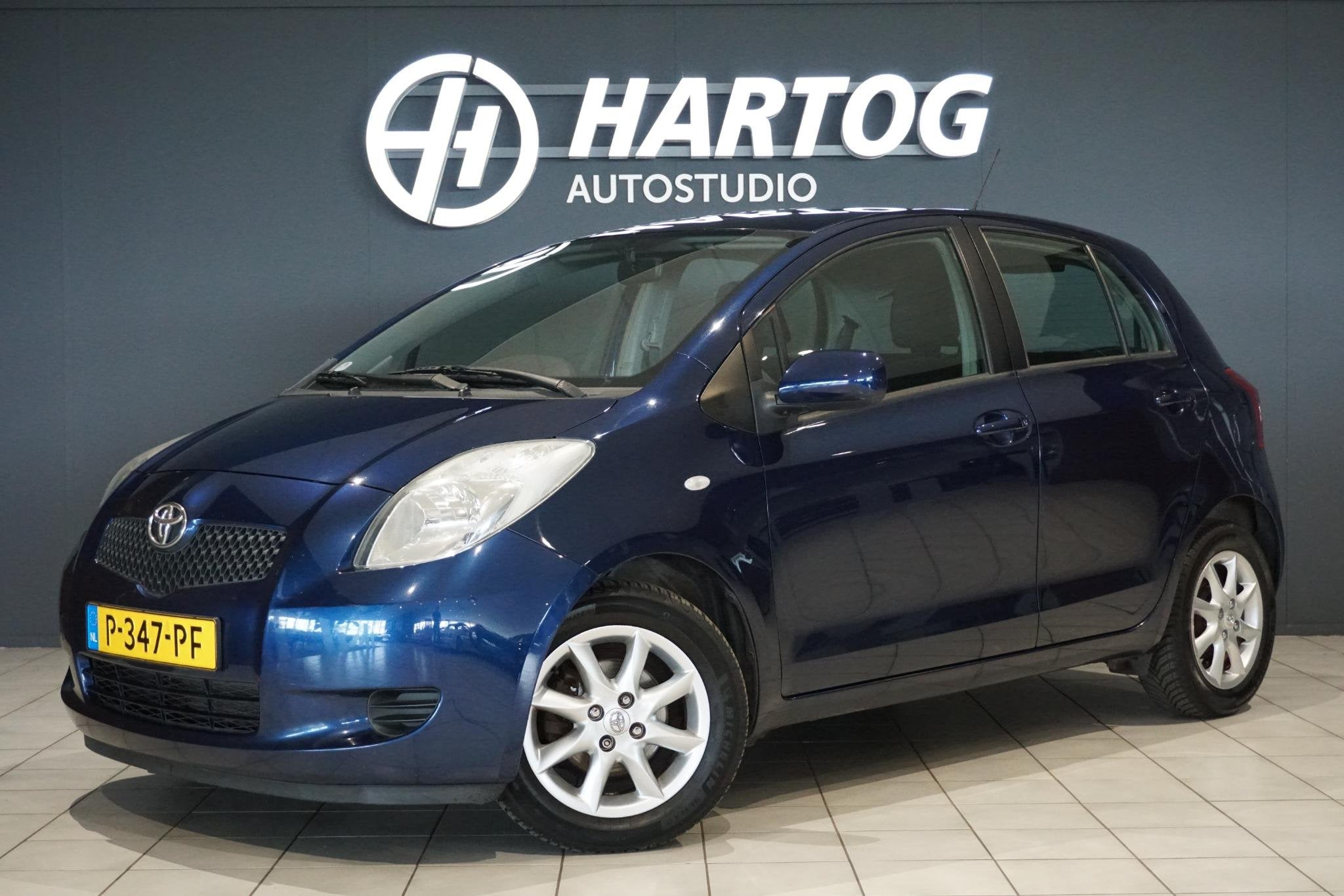 Toyota Yaris 1.3 VVTi Sol MMT + AUTOMAAT / STOELVERWARMING /, Auto's, Stof, 750 kg, 4 cilinders, Blauw