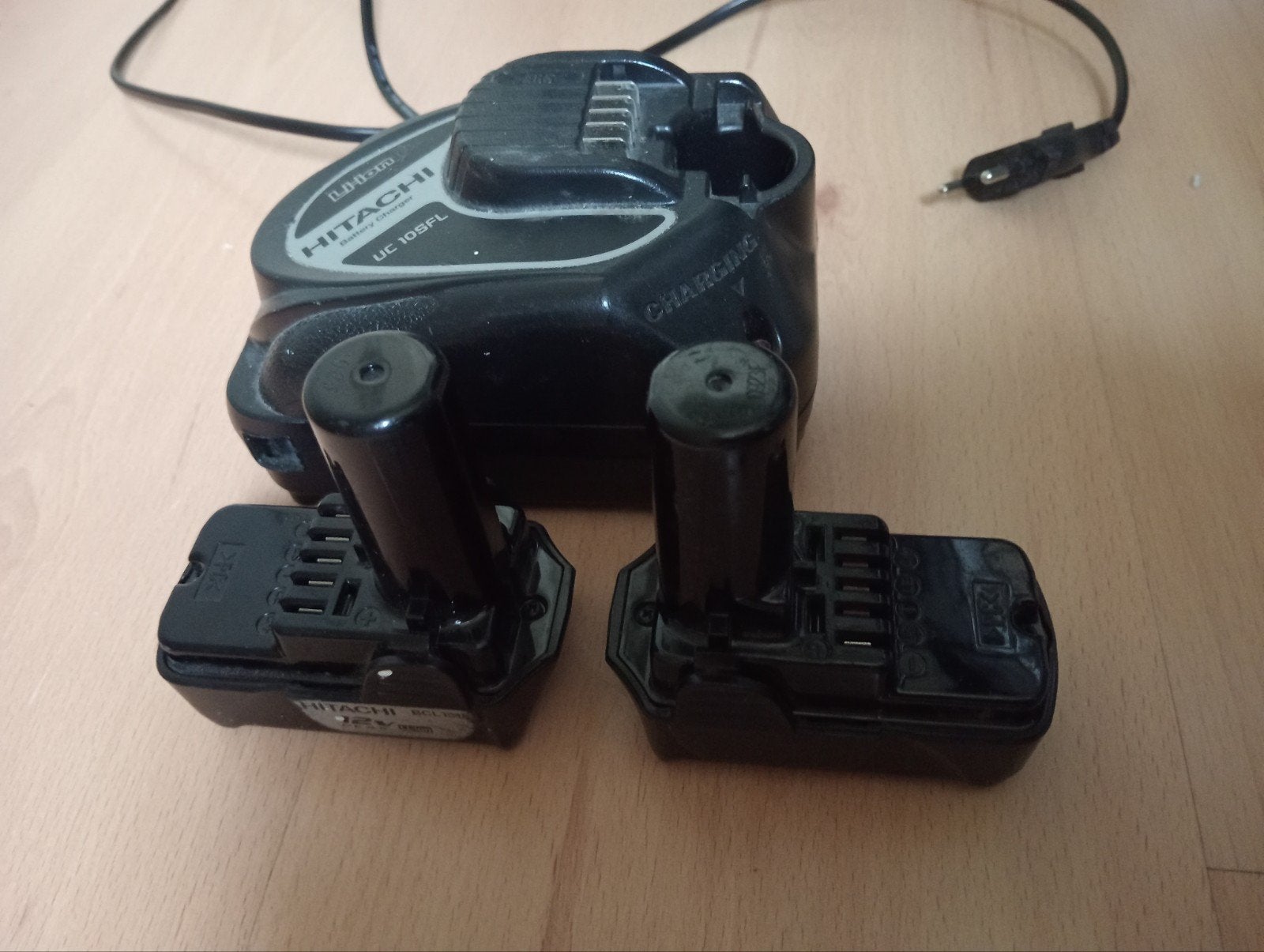 Hitachi 12V Li-ion Accu's met Oplader (UC 10SFL), Gebruikt