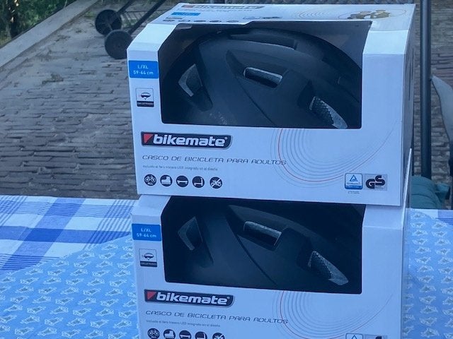 TE KOOP: 2 SPLINTERNIEUWE FIETSHELMEN - € 25,- voor de 2, Fietsen en Brommers, Ophalen, Nieuw, XL, Heer of Dame