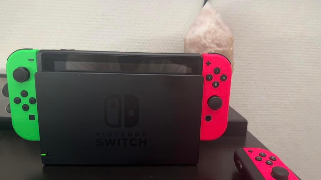 Nintendo Switch met spel en extra joy con en toebehoren, Ophalen of Verzenden, Switch Original, Met 3 controllers of meer, Gebruikt