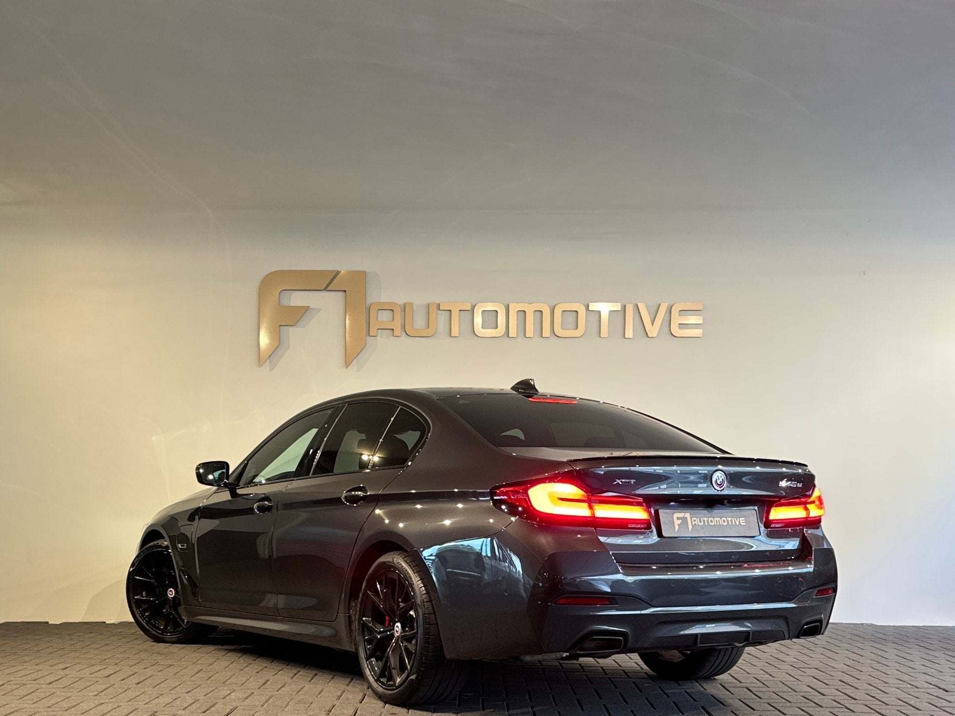 BMW 5-serie 545e xDrive Pano|HuD|Drive Assist|Stoelventilati, Auto's, Dealer onderhouden, Gebruikt, Euro 6, 394 pk