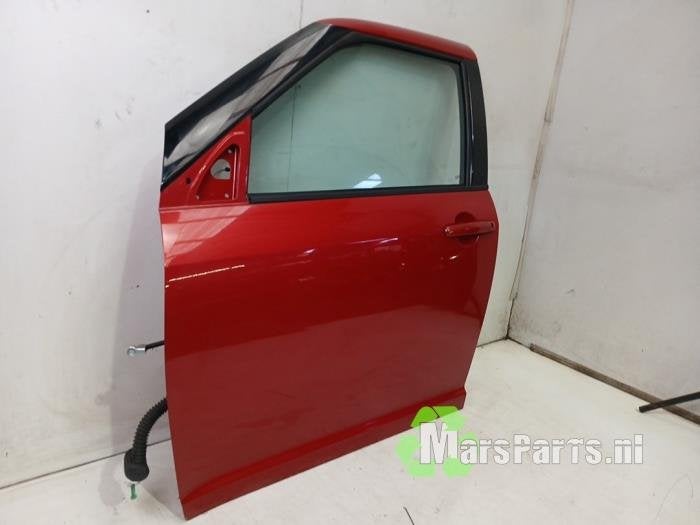 Portier 4Deurs links-voor van een Suzuki Swift (C09), Gebruikt, -, Deur, -