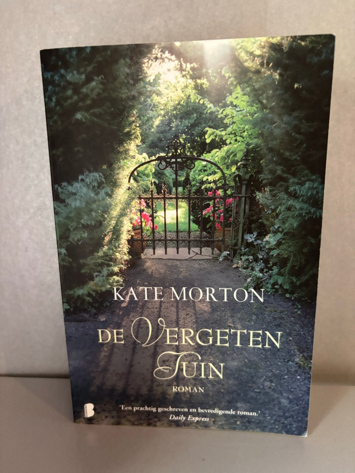 De Vergeten Tuin - Kate Morton (Roman), Ophalen of Verzenden, Gelezen, Europa overig