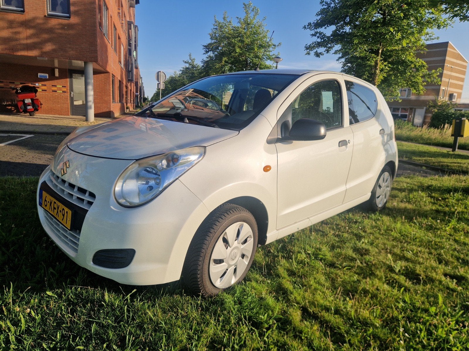 Suzuki Alto 1.0 uit 2013 (Wit), Auto's, Suzuki, Euro 5, Stof, 200 kg, 4 stoelen