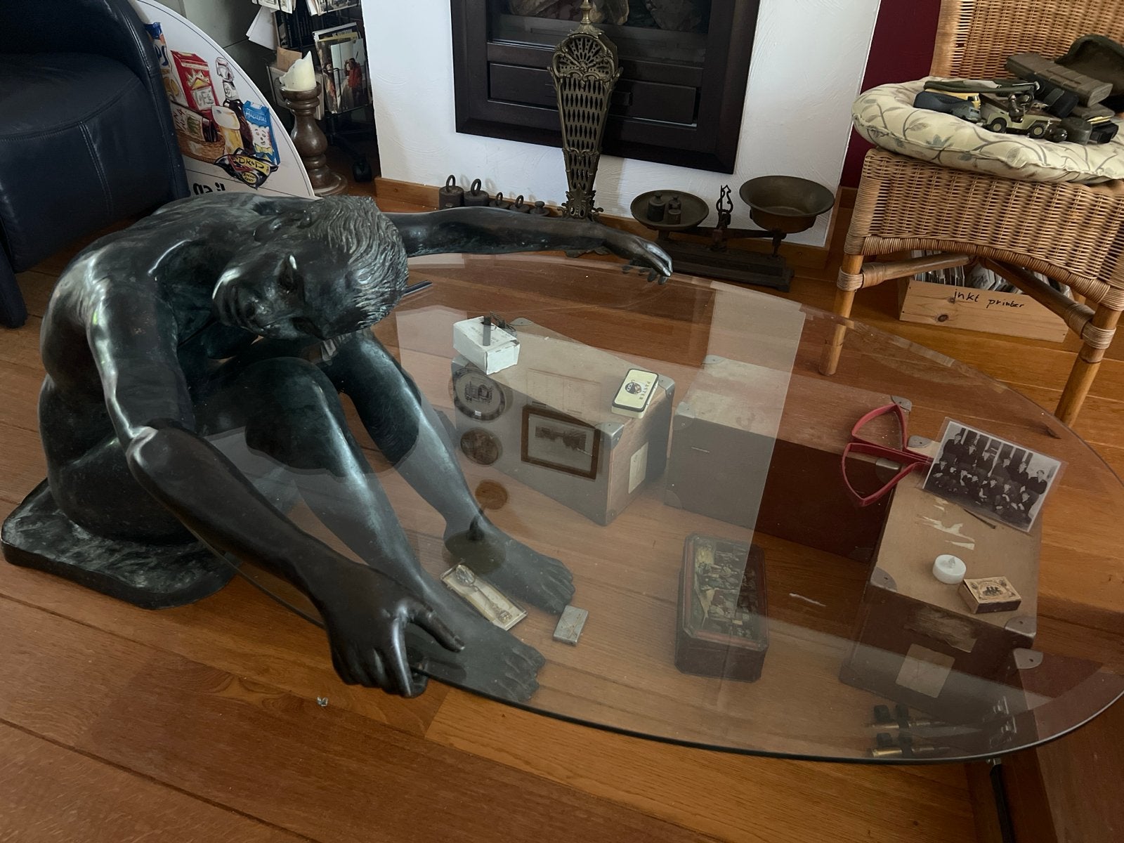 Unieke salontafel met bronzen sculptuur en glazen blad, Ophalen, Gebruikt, 100 tot 150 cm, 50 tot 100 cm