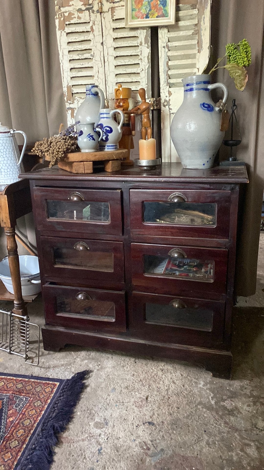 Houten kastje met 6 glasladen en metalen greepjes, Ophalen