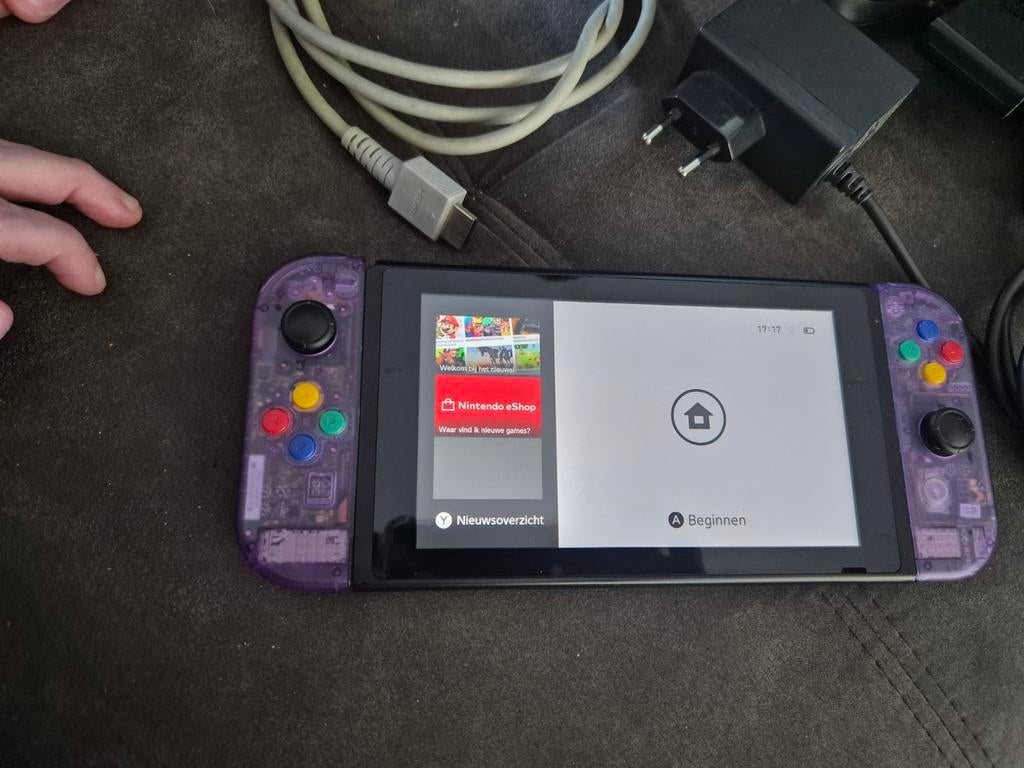 Nintendo Switch met paarse Joy-Cons, Spelcomputers en Games, Spelcomputers | Nintendo Switch, Ophalen, Gebruikt, Met 2 controllers