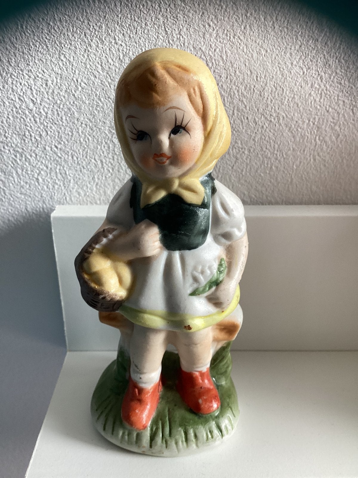 6 beeldjes keramiek, man, vrouw, 3x meisjes en  jongen, Verzamelen, Beelden en Beeldjes, Ophalen of Verzenden, Zo goed als nieuw
