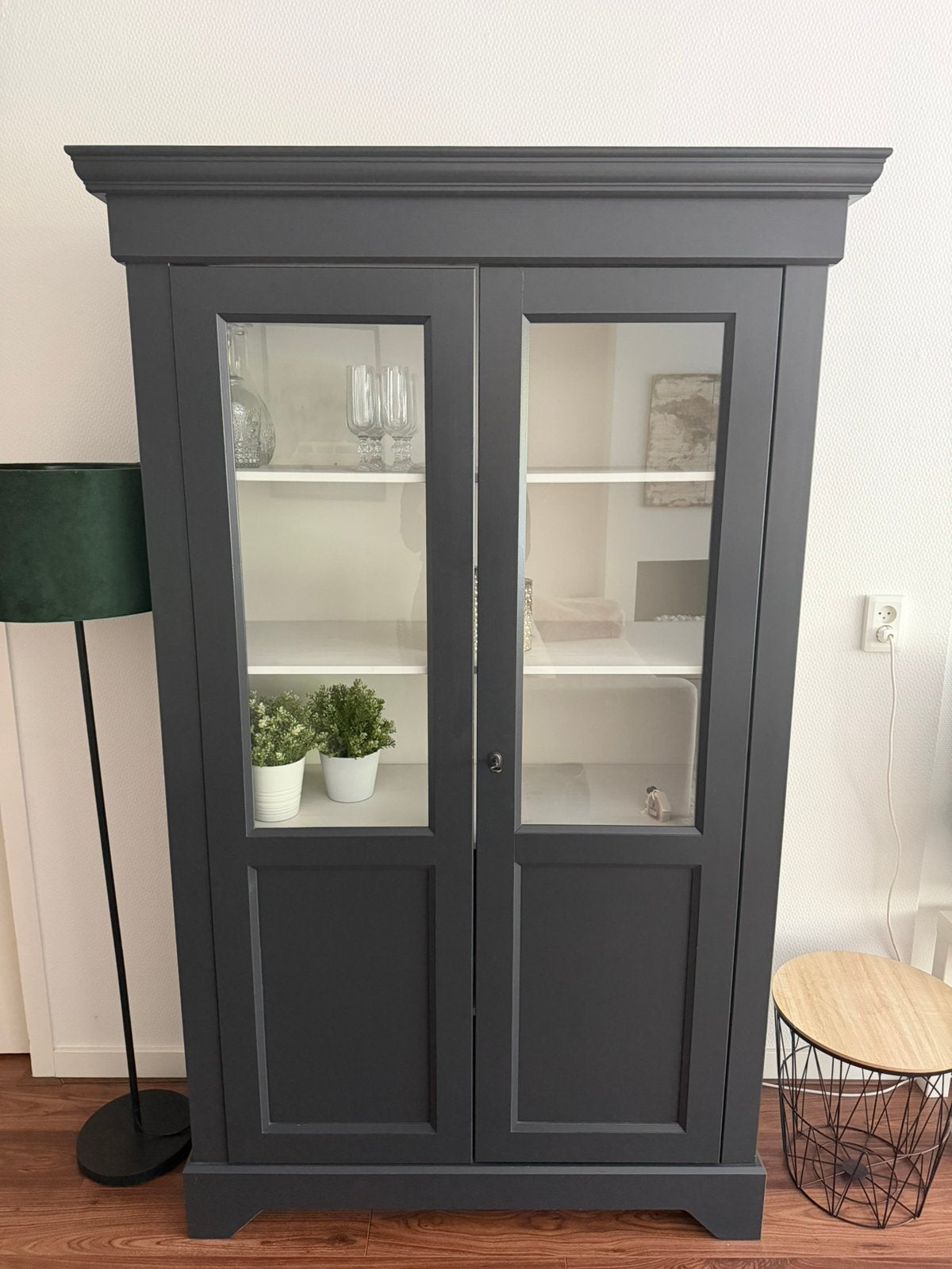 Vitrine kast zwart, Ophalen, Met plank(en), 100 tot 150 cm, Zo goed als nieuw