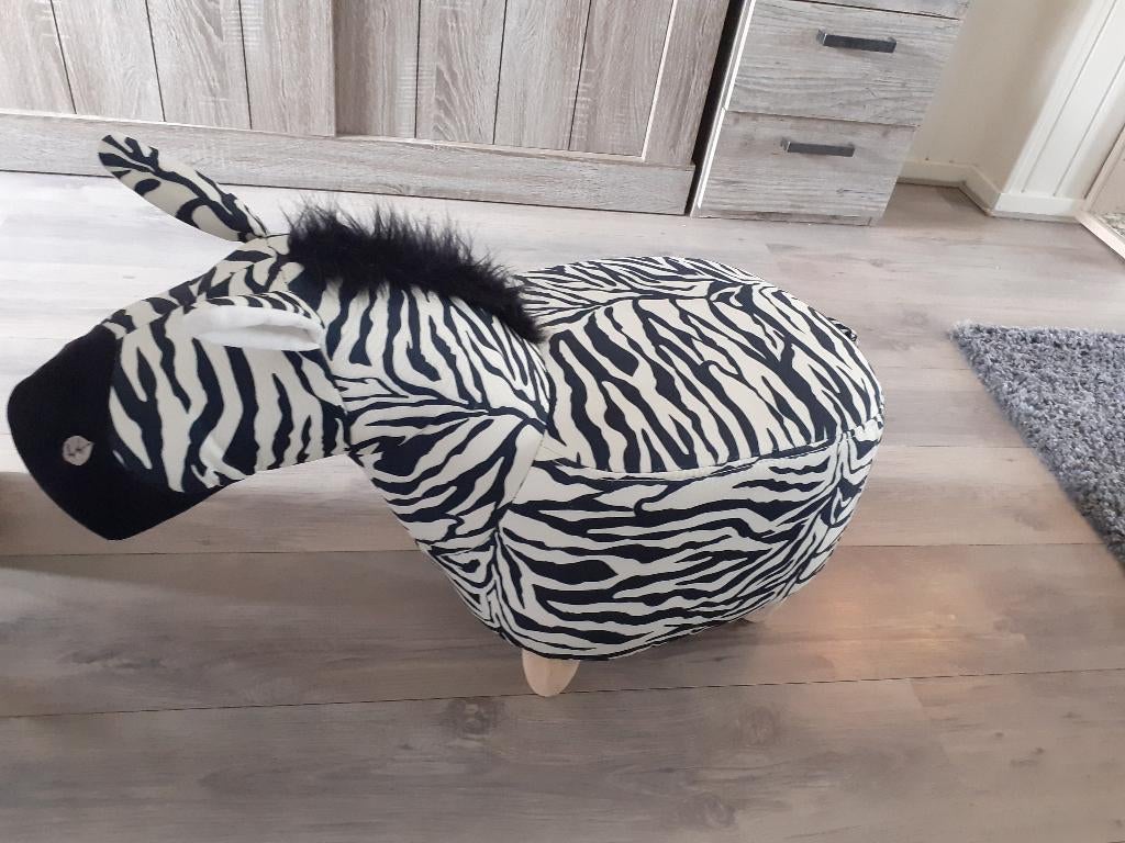 Super leuke poef in de vorm van een zebra, Huis en Inrichting, Ophalen, Minder dan 50 cm, Rond, Minder dan 50 cm