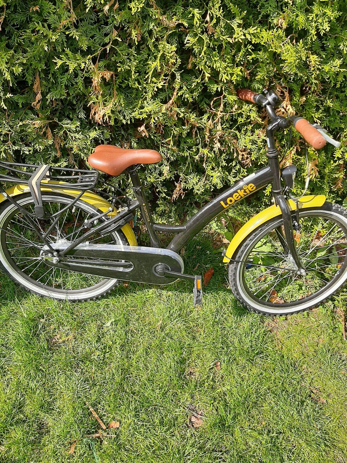 Loekie kinderfiets, 22 inch, zwart/geel, Ophalen, Gebruikt, 20 inch of meer