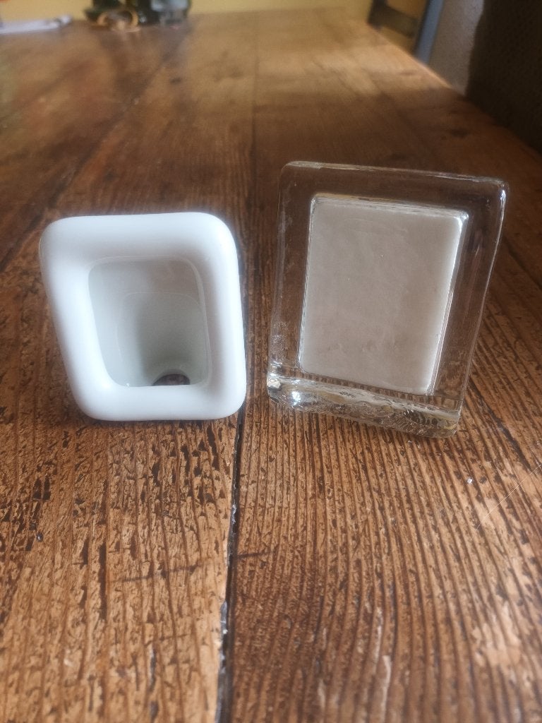 Twee kleine fotolijstjes: wit keramiek en helder glas, Ophalen of Verzenden, Pasfotolijstje, Met glas, Wit
