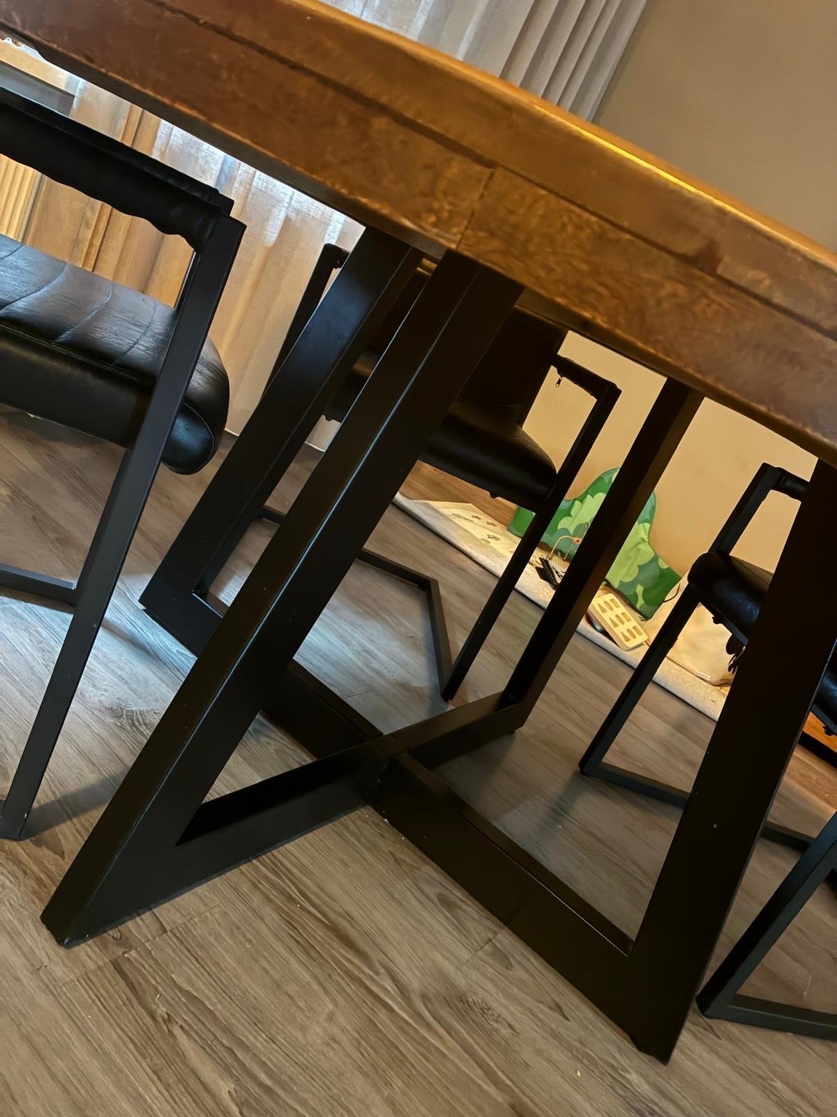 Robuuste ronde eikenhouten eettafel, Huis en Inrichting, 100 tot 150 cm, Ophalen of Verzenden, Zo goed als nieuw, Vier personen