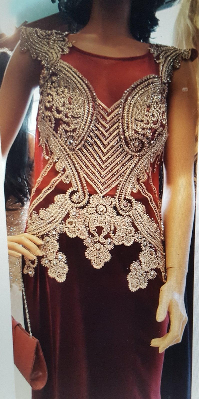 Prachtige bordeauxrode galajurk met goudkleurige details, Maat 38/40 (M), Galajurk, Nieuw, Ophalen of Verzenden