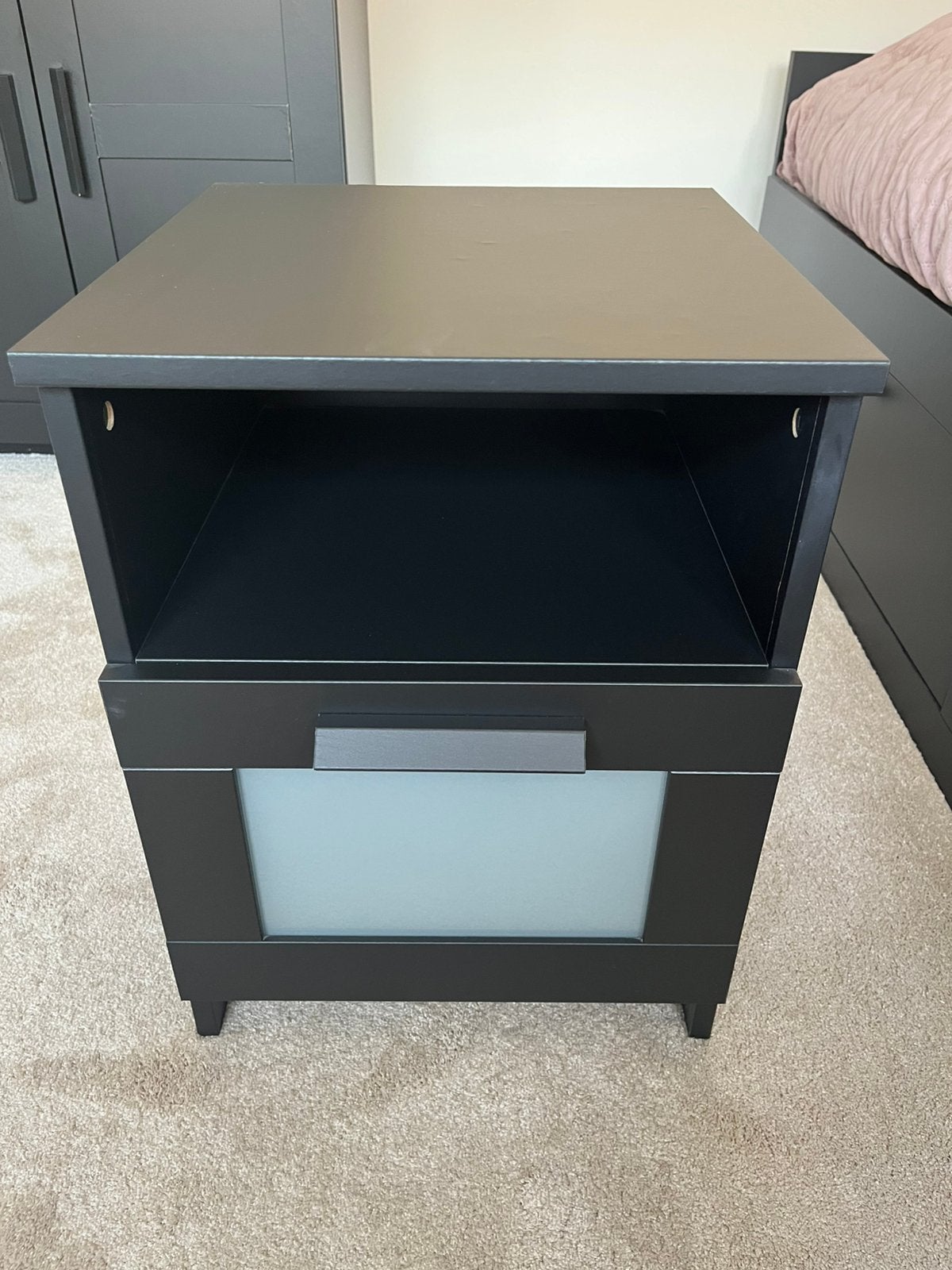 Mooi zwart Brimnes nachtkastje Ikea., Huis en Inrichting, Slaapkamer | Nachtkastjes, Ophalen, Zo goed als nieuw, Minder dan 45 cm