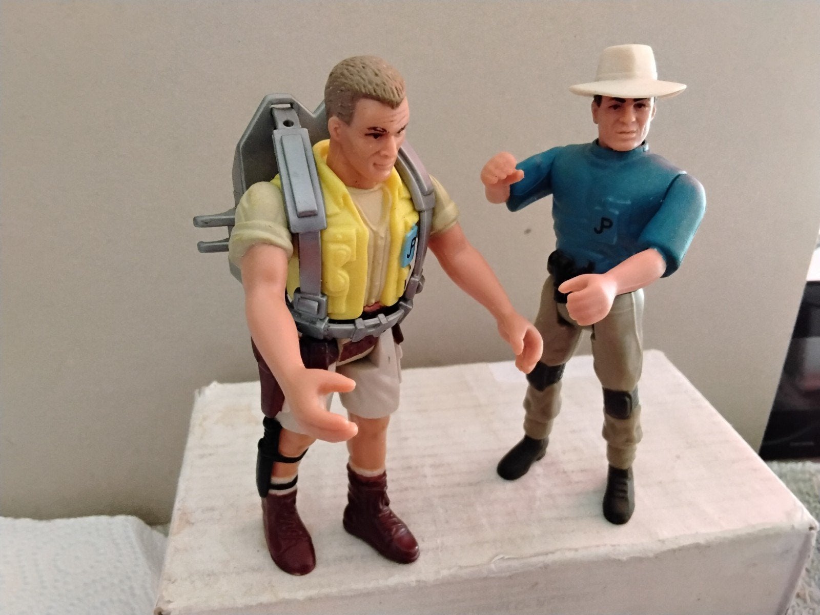 2  FIGUREN  UIT   JURASSIC   PARK, Verzenden, Zo goed als nieuw, 1:50 of kleiner