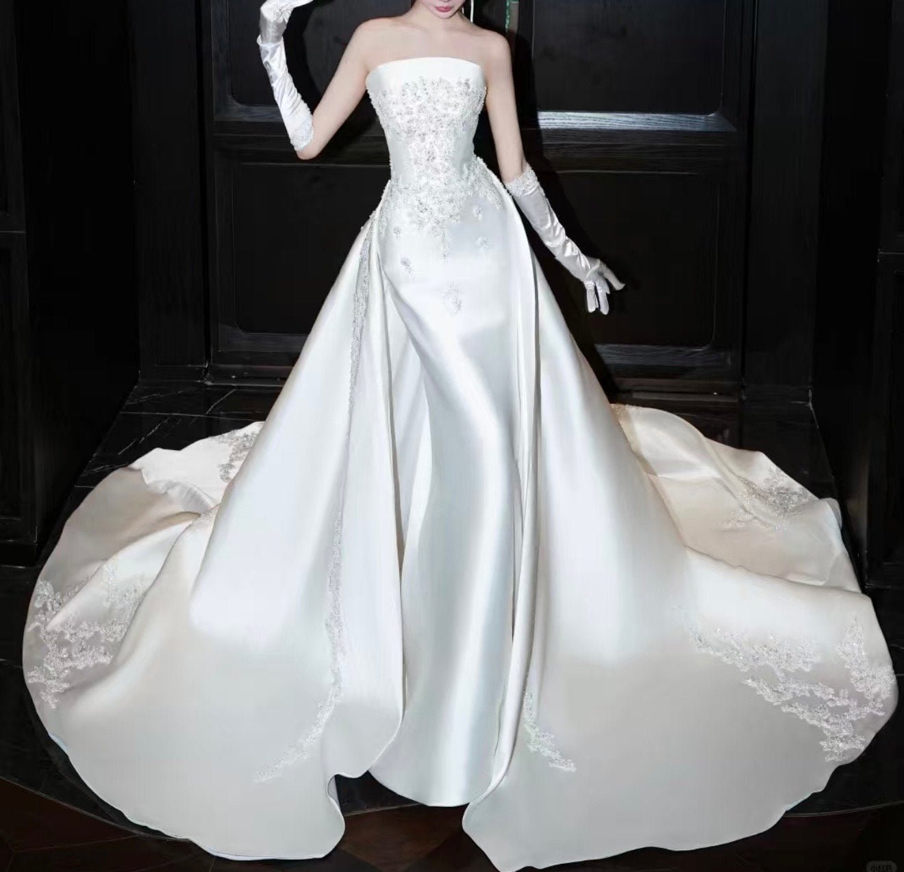 Elegante strapless trouwjurk met sleep en borduursels, Ophalen of Verzenden, Zo goed als nieuw, Wit, Trouwjurk