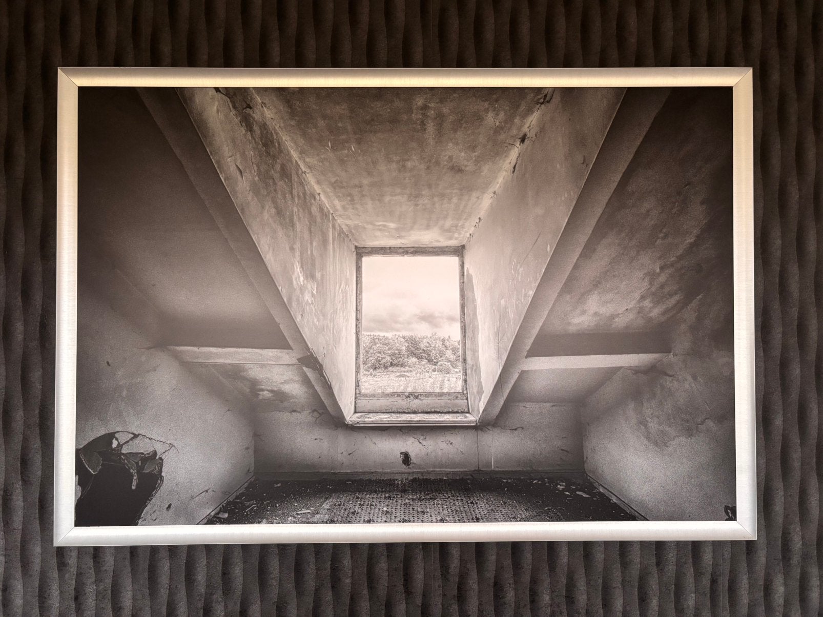 Urbex foto zolderraam 125x85 cm incl aluminium lijst, Ophalen, Foto, Handgemaakt