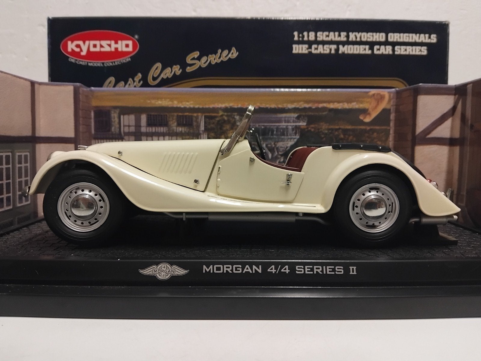 Morgan 4/4 series II lichtbeige creme Kyosho metal 1:18 KRD, Ophalen of Verzenden, Zo goed als nieuw, Auto, Kyosho