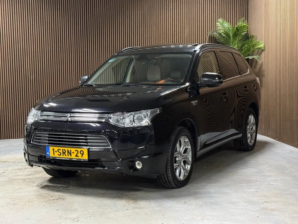 Mitsubishi Outlander 2.0 PHEV Instyle+ (bj 2013, automaat), Auto's, 4 cilinders, Zwart, Stoelverwarming, Hybride Elektrisch/Benzine