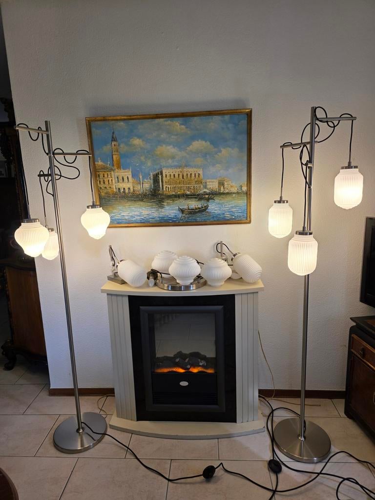 Set van 2 moderne vloerlampen met melkglas kappen, Huis en Inrichting, Lampen | Vloerlampen, Ophalen, Modern, Klassiek, Gebruikt