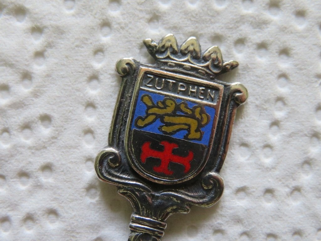 Verzilverd Keltum Lepeltje Wapen Zutphen (emaille), Overige materialen, Verzenden, Verzilverd, Zo goed als nieuw