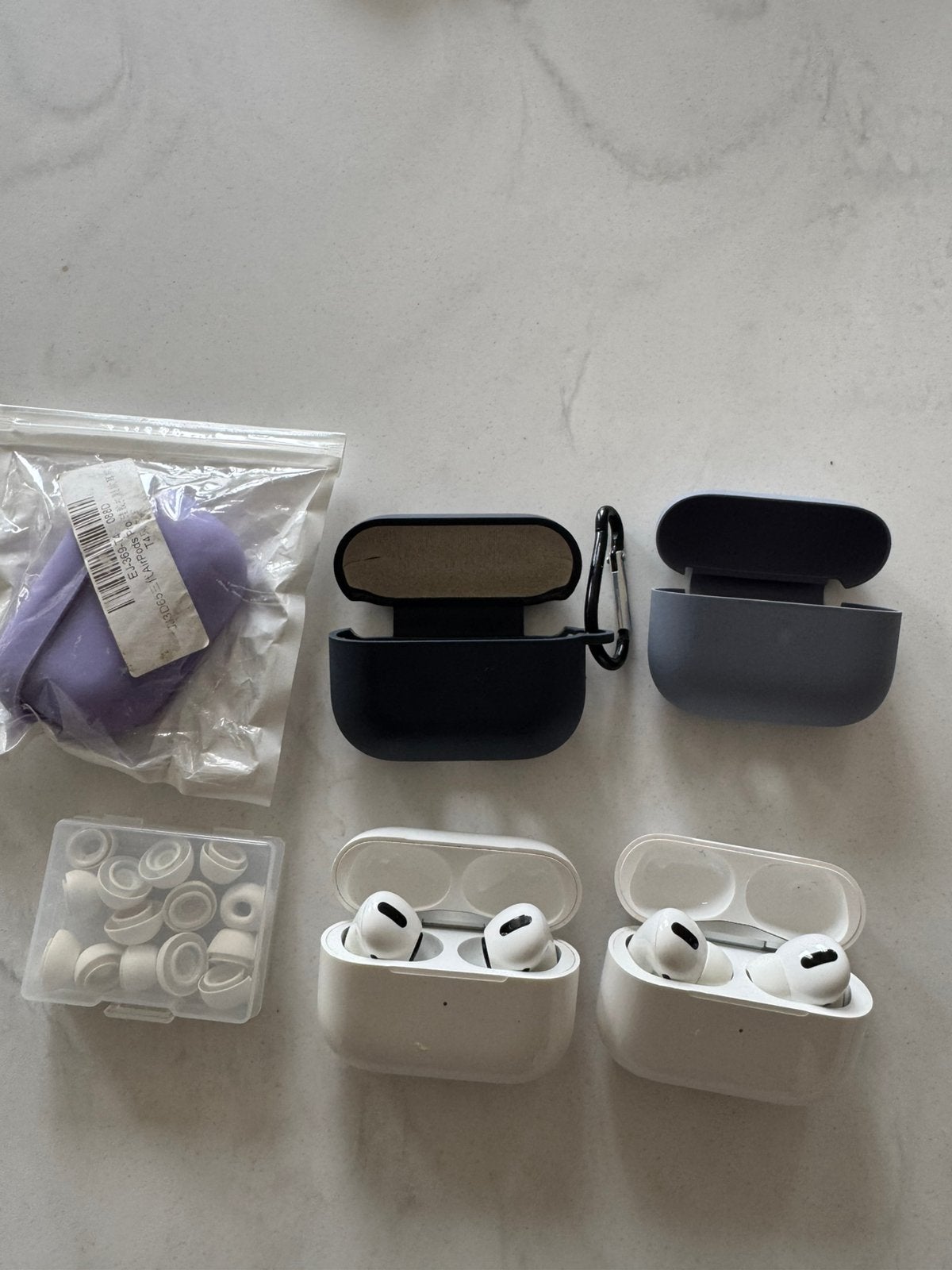 Two AirPods Pro 1, 4 case covers, new tips, Overige merken, Hoesje of Tasje, Ophalen of Verzenden, Schokbestendig