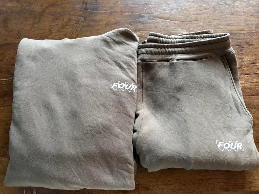 Four joggingpak XL, Kleding | Heren, Broeken en Pantalons, Ophalen of Verzenden, Zo goed als nieuw, Maat 56/58 (XL), Grijs
