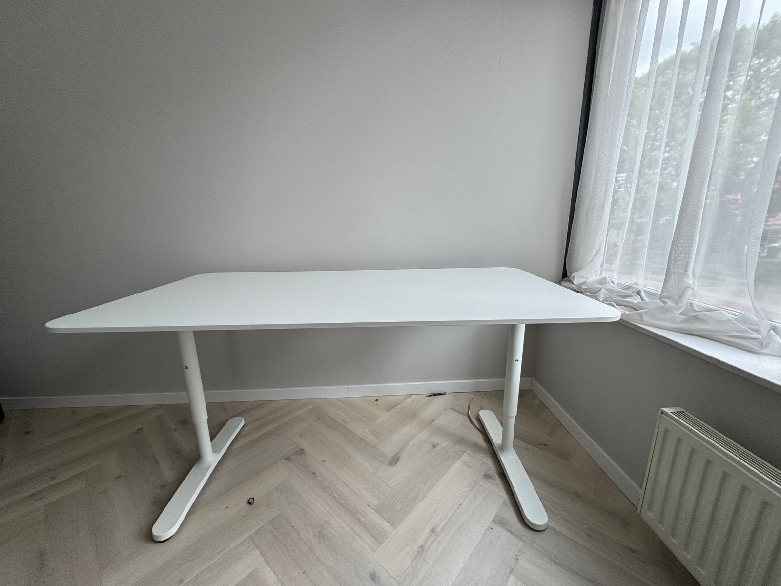IKEA Bekant bureau - Wit, in hoogte verstelbaar, Ophalen, Zit-sta bureau, Spaanplaat of MDF, In hoogte verstelbaar
