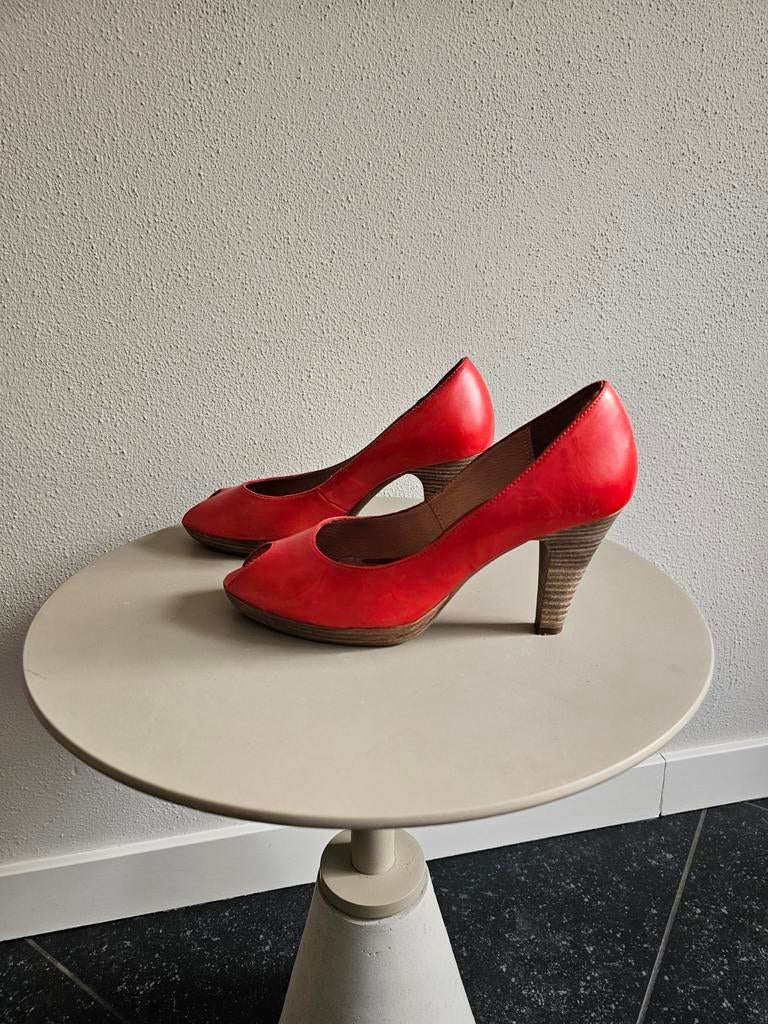 Rode leren pumps,  maat 39 merk Celinni., Pumps, Cellini, Ophalen of Verzenden, Zo goed als nieuw
