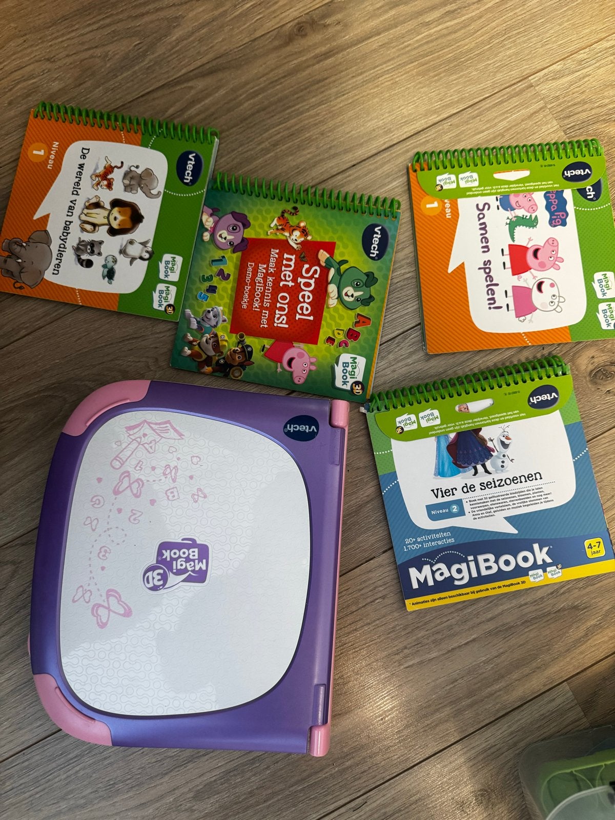VTech MagiBook 3D met 4 boeken, Ophalen of Verzenden, Zo goed als nieuw, Taal en Lezen