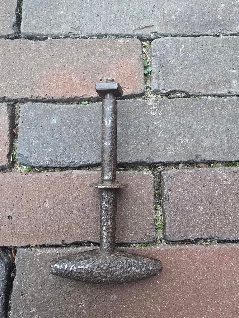 Antieke gietijzeren gehamerde deurknop 1750-1770 €39, Ophalen of Verzenden
