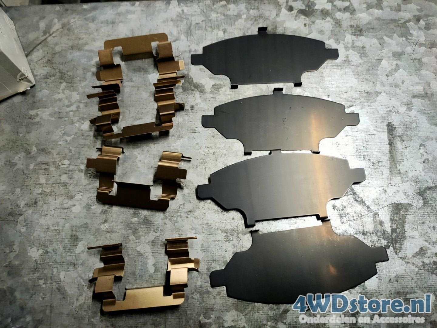 Nissan Primera remblok shim set vooras 41084-4U125, Auto-onderdelen, -, -, Nieuw, Ophalen of Verzenden