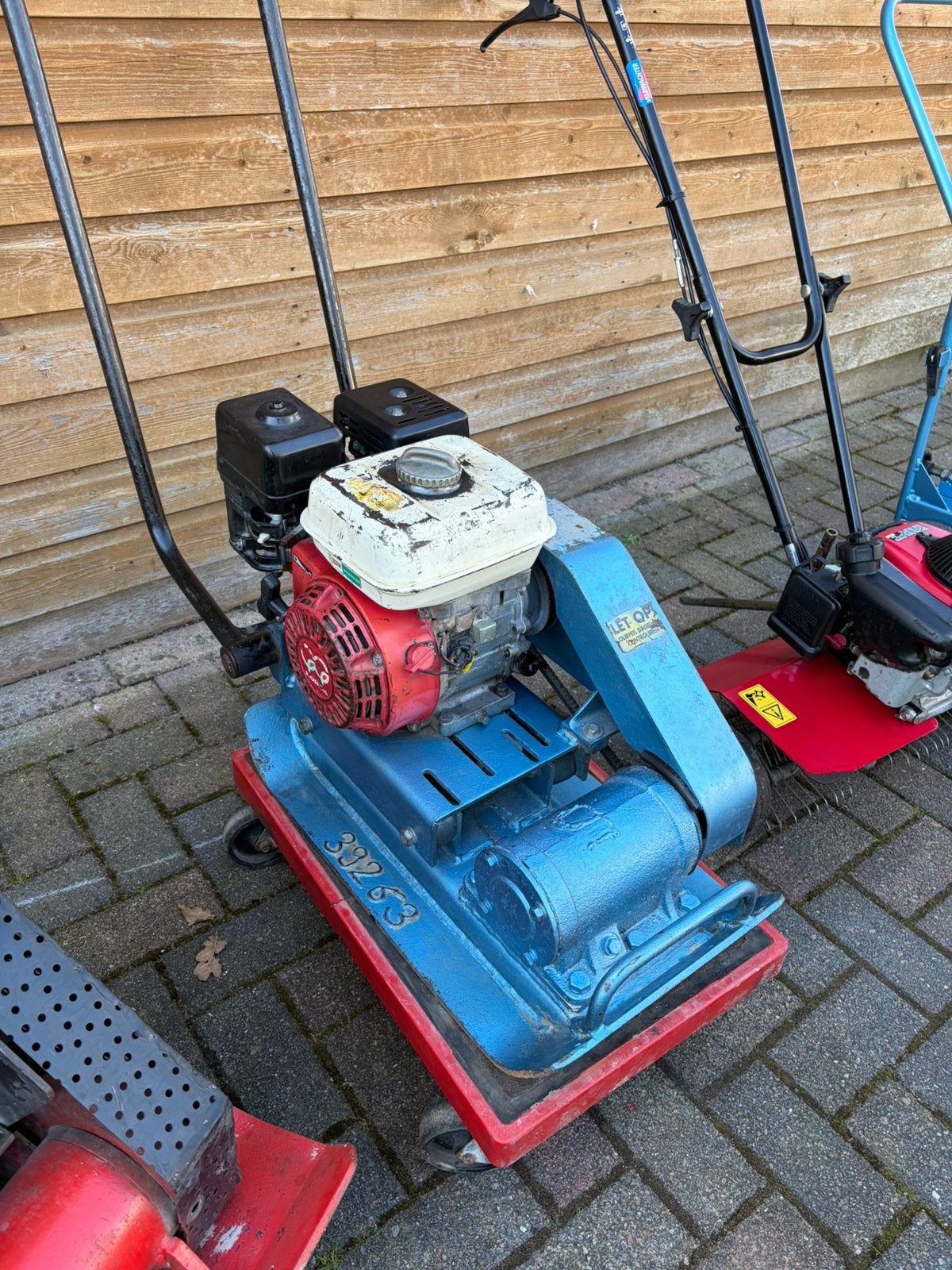 Te huur, trilplaat / grondverdichter machineverhuur!, Ophalen, Zo goed als nieuw, Onkruidsteker
