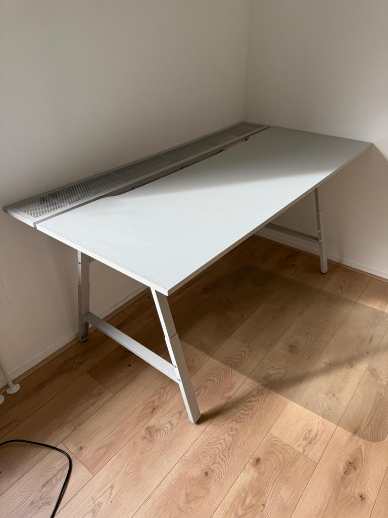 IKEA Utelspelare bureau, Huis en Inrichting, Bureaus, Ophalen, 160 cm, Hout, Zo goed als nieuw