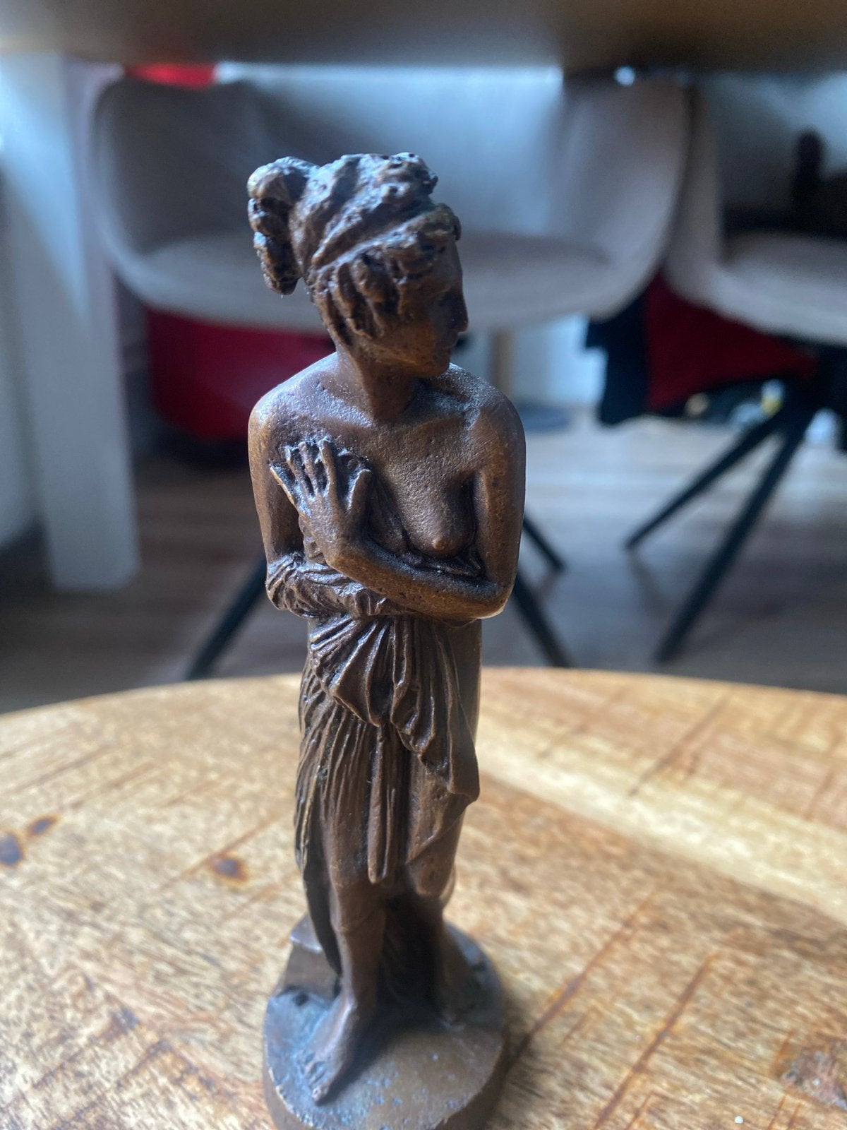 Loevre Bronzen beeldje van een vrouw, klassieke stijl, Minder dan 20 cm, Ophalen of Verzenden, Brons, Op sokkel