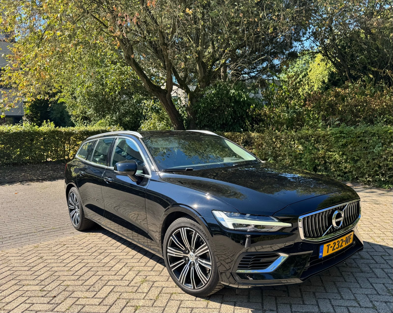 Volvo V60 T6 Twin Engine 340pk AWD Geartronic 2021 Zwart, Auto's, Automaat, 4 cilinders, Zwart, 129 €/maand