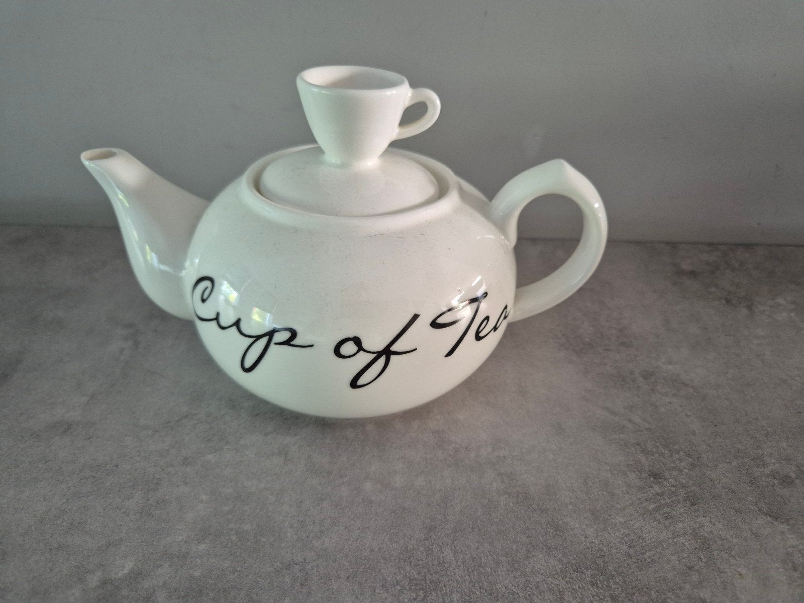 Riviera Maison Theepot "Cup of Tea" met kopje op de deksel, Ophalen, Overige merken, Keramiek, Nieuw