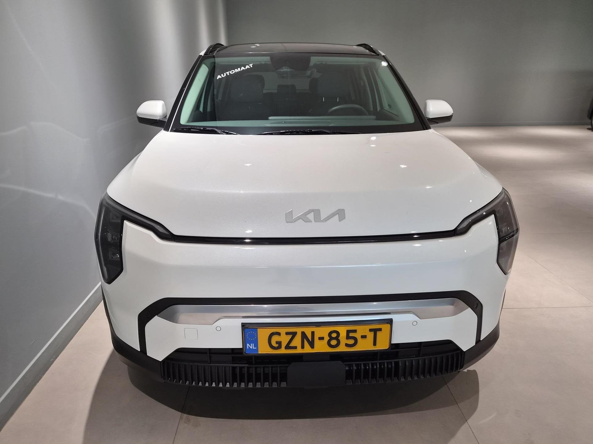 Kia Ev3 58,3 kWh 204pk Plus Advanced Leer/ Navi/ Pano/ 19", Automaat, Gebruikt, Zwart, 1700 kg