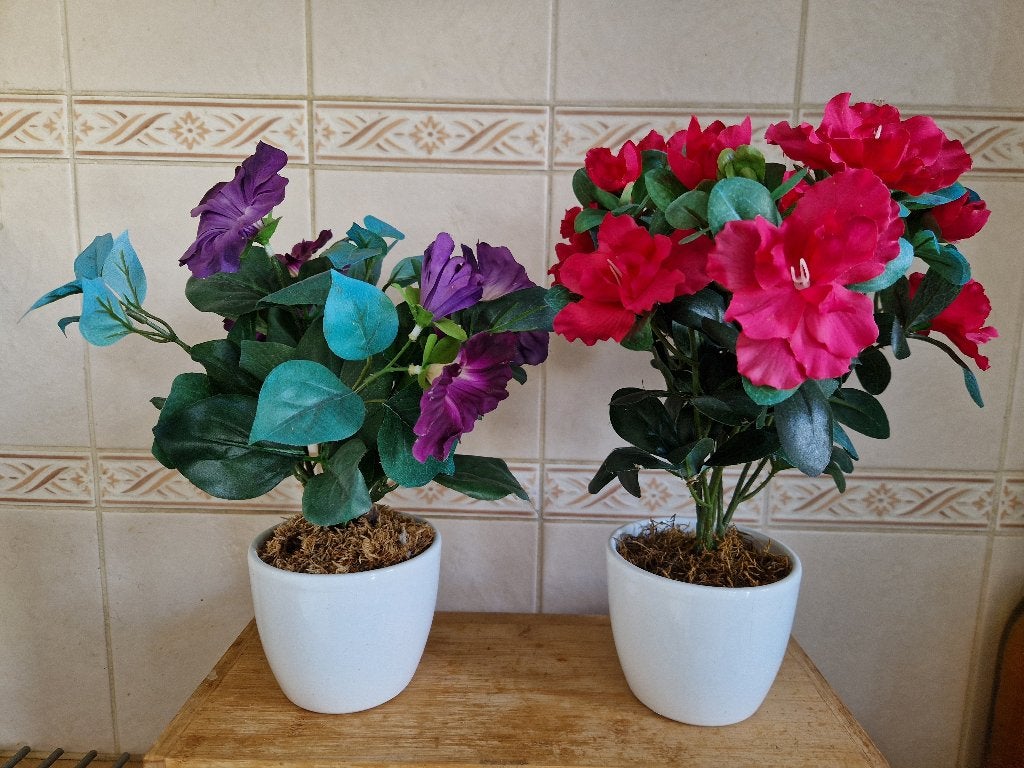 2 vrolijk gekleurde kunstplantjes met bloemen, Ophalen of Verzenden, Gebruikt, Binnen, Met pot of vaas